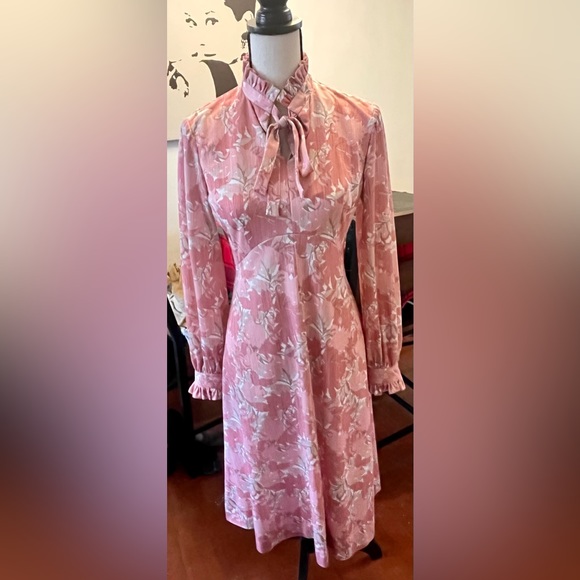 Vintage 1970s Pink Floral Tie Necklace Dress - Picture 2 of 14